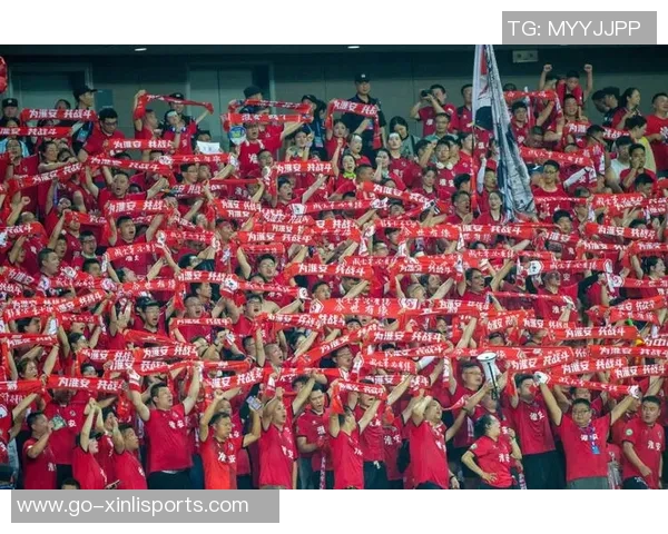 红色足球队的荣耀与梦想：追寻胜利的足迹与团队精神的力量